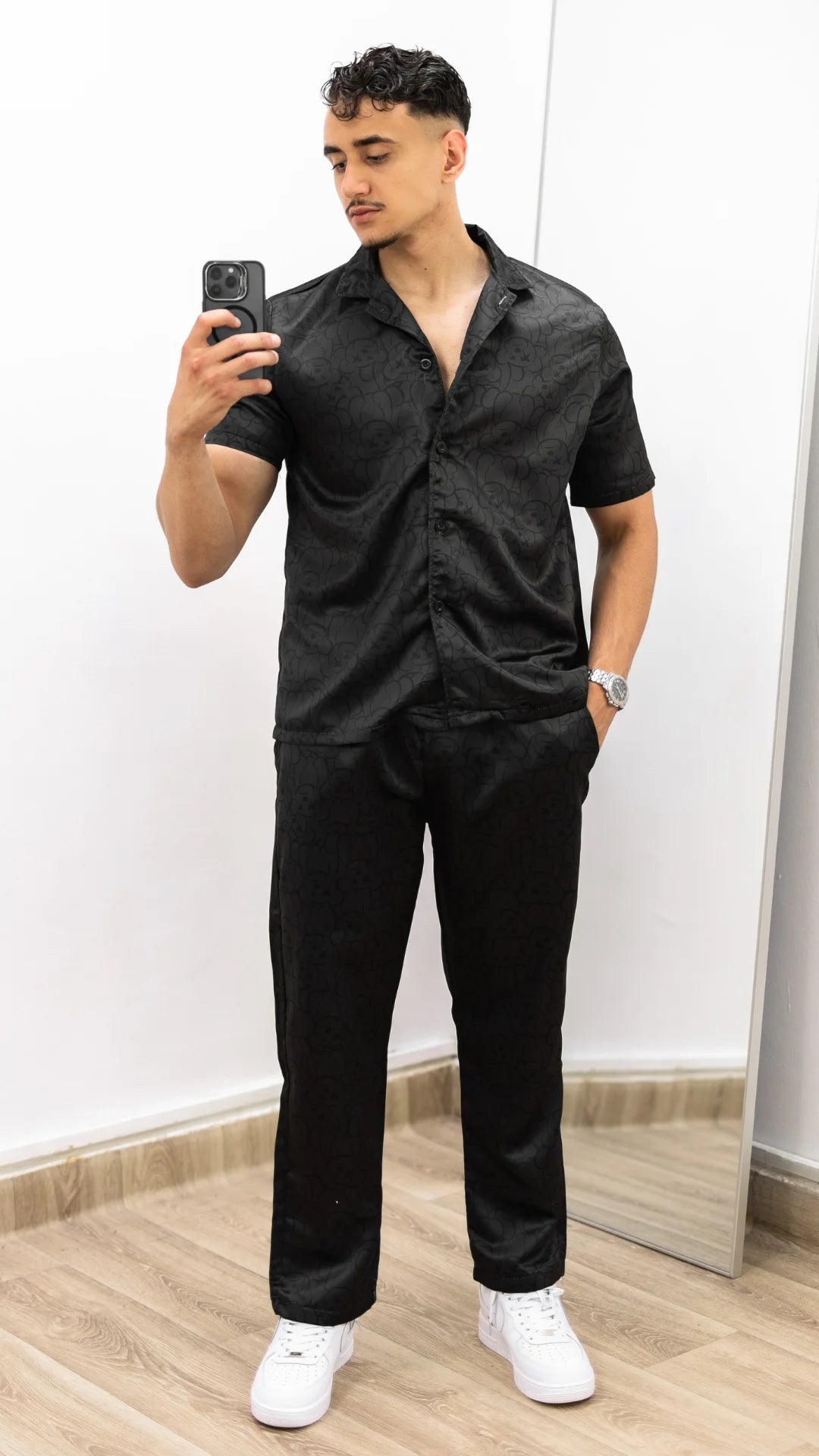 ENSEMBLE PANTALON ET CHEMISE À MOTIFS EN SATIN- noir