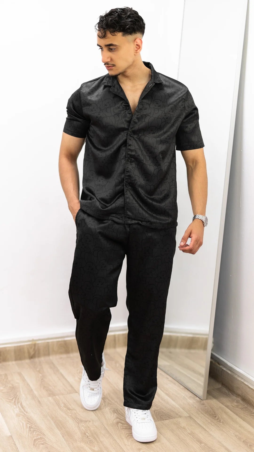 ENSEMBLE PANTALON ET CHEMISE À MOTIFS EN SATIN- noir
